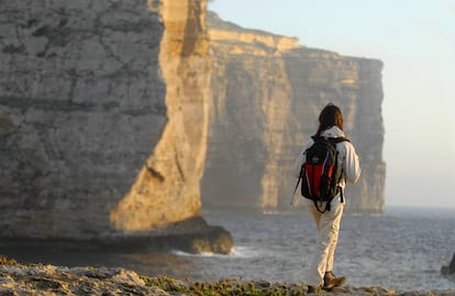 Paseo por los acantilados de Malta.