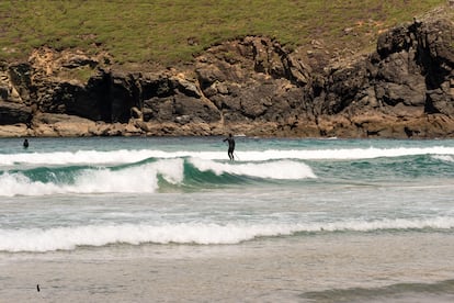 Playa de Pantín, Galicia. Regresamos a Galicia para descubrir la playa de Pantín, entre El Ferrol y Cedeira, con una de las olas más deportivas y míticas de nuestro territorio. Surf catedralicio en un paraje abrupto y encantador, que regala buenas olas todos los meses del año. Además, aquí se celebra cada otoño la longeva Pantín Classic, una de las pruebas más clásicas del surf en todo el mundo. 