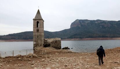 Imatge del pantà de Sau, amb el campanar de l'antic poble a la vista.