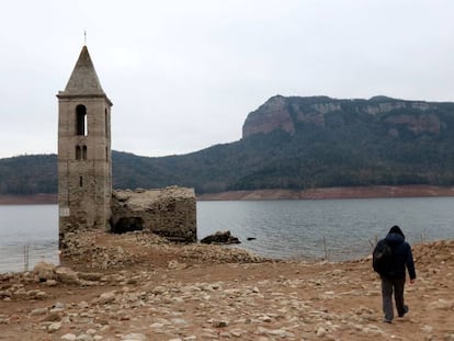 Imatge del pantà de Sau, amb el campanar de l'antic poble a la vista.