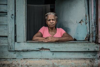 Irena de los Santos vive en el albergue temporal de Canta La Rana, Los Alcarrizos, en República Dominicana. Tuvo que abandonar su casa cuando el huracán Georges arrasó su comunidad.