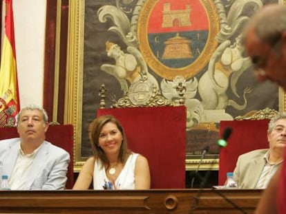 Alonso sonr&iacute;e durante la intervenci&oacute;n del portavoz socialista, Antonio Rodes