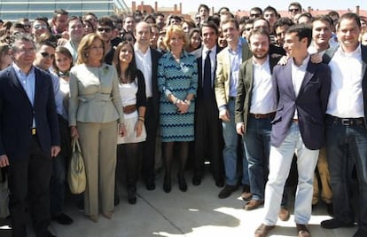 Ángel Carromero is third from the right in this PP line-up with Esperanza Aguirre (center), José María Aznar (to her left) and Mayor Ana Botella (second from left).