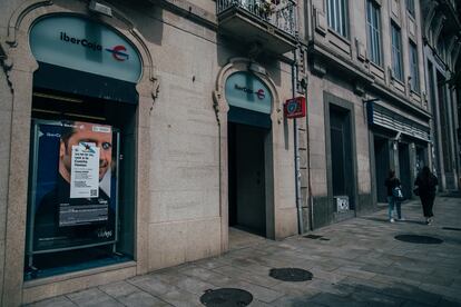 Entrada de una sucursal de Ibercaja, en Vigo.