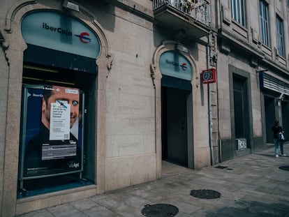 Entrada de una sucursal de Ibercaja, en Vigo.