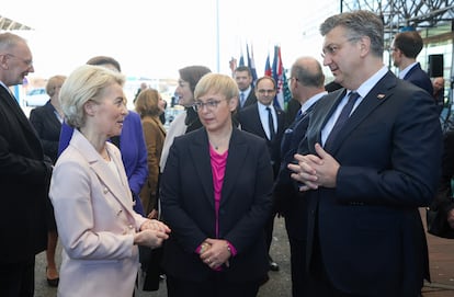 Von der Leyen, a la izquierda, Natasa Pirc Musar y Andrej Plenkovic, este domingo en el paso fronterizo de Bregana.