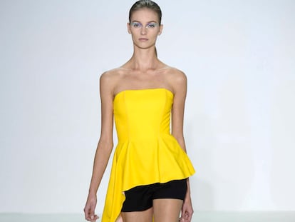 Raf Simons le gana la batalla a la nostalgia en Dior