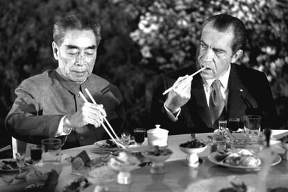 Richard Nixon (derecha) y el primer ministro chino, Chou En-lai, en Shanghai en 1972.