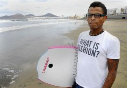 David Mifumu, en la playa de Las Canteras en Las Palmas.