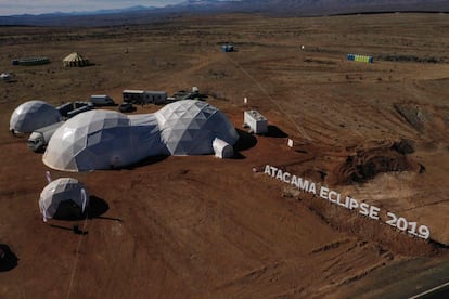 Vista aérea de un campamento astronómico instalado en Vallenar, en el desierto de Atacama, a unos 600 km al norte de Santiago de Chile.