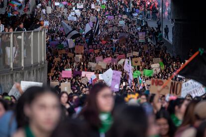 Miles de mujeres marchan en Osorno, Chile, el 8 de marzo pasado