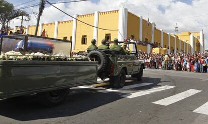 Miles de personas reciben a la caravana con las cenizas del fallecido líder de la revolución cubana Fidel Castro ayer sábado 3 de diciembre frente al cuartel Moncada en la ciudad de Santiago de Cuba.