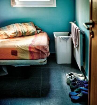 Una de las habitaciones donde viven adolescentes y jóvenes adictos, internos en una finca del Proyecto Hombre