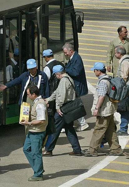 Inspectores de la ONU abandonan Irak el 18 de marzo de 2003.