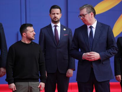 El presidente ucranio, Volodímir Zelenski, junto a su homólogo serbio,  Aleksandar Vucic, este miércoles en Tirana.