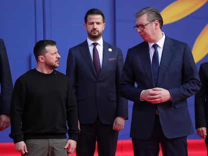 El presidente ucranio, Volodímir Zelenski, junto a su homólogo serbio,  Aleksandar Vucic, este miércoles en Tirana.