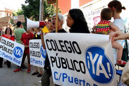 Como cada primer viernes de mes, las Madres de Russafa, colectivo formado por vecinas de este céntrico distrito de Valencia con hijos en edad escolar, protestan por la falta de 150 plazas escolares, ante el solar del prometido colegio público Puerto Rico.