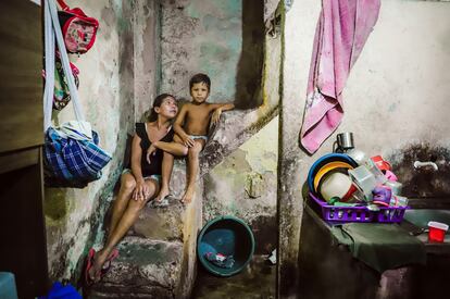 Maria Marlúcia de Souza e um dos seus sete filhos, na casa onde eles moram em Fortaleza.