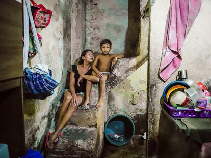 Maria Marlúcia de Souza e um dos seus sete filhos, na casa onde eles moram em Fortaleza.