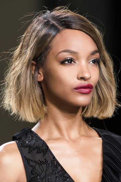 Ondas (muy) deshechas. La modelo Jourdan Dunn es fan de este peinado dentro y fuera de la pasarela. En la imagen, desfilando para Topshop Unique.