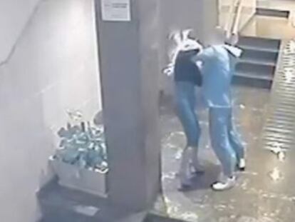 Las cámaras de seguridad de un portal de San Juan de Alicante captan como un hombre de 22 años da una paliza a su novia