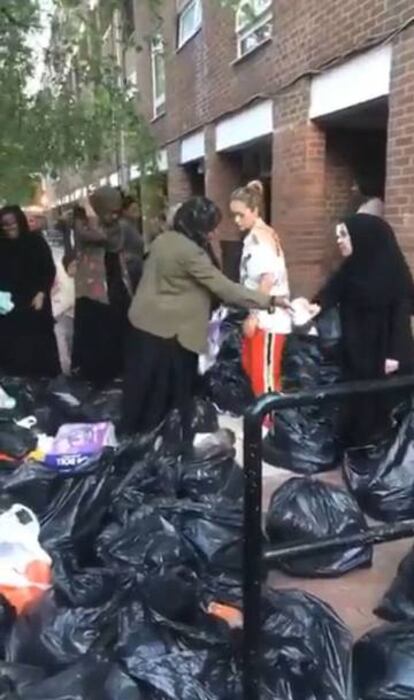 La cantante Rita Ora, ayudando en los alrededores de la torre Grenfell en una imagen difundida en su Snapchat.