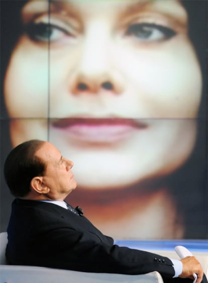 Silvio Berlusconi, con un retrato al fondo de Veronica Lario.
