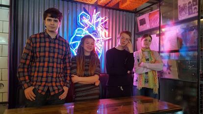 Desde la izquierda, el futuro programador Stas Malkov (23 años), Katya Kukushkin (22), Denis Syaskov (18) e Izabel Kurygina (24) en un restaurante de Nizhni Novgorod, el viernes.