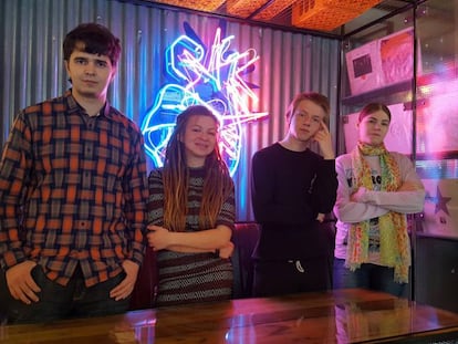 Desde la izquierda, el futuro programador Stas Malkov (23 años), Katya Kukushkin (22), Denis Syaskov (18) e Izabel Kurygina (24) en un restaurante de Nizhni Novgorod, el viernes.