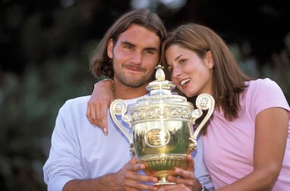 Roger Federer y Mirka Cacrinec, con uno de los trofeos conseguidos por el tenista suizo.