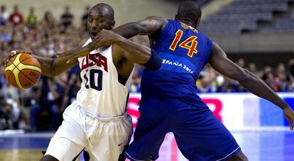 Serge Ibaka intenta parar a Kobe Bryant.