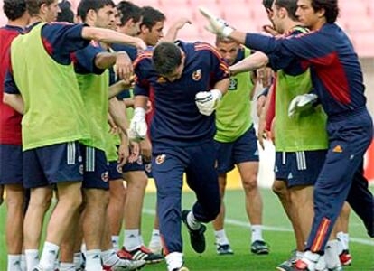 Los jugadores de la selección hacen el pasillo a Iker Casillas y a Curro Torres ayer en Jeonju.