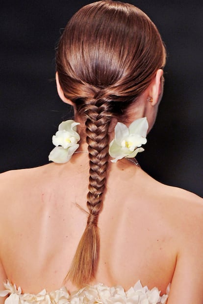 La trenza clásica se transforma gracias a las flores de este collar de firma Tome.