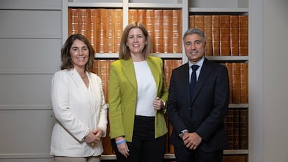 Carmen González-Acebo, directora de Sostenibilidad de Coca-Cola Europacific Partner; Mar Perrote, directora de Seguridad, Medioambiente y Calidad de Moeve; y Javier Amores, head of Circular Economy de L'Oréal Groupe para España y Portugal.