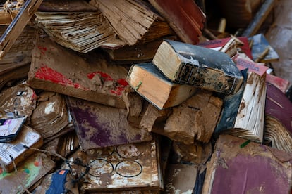 Llibres destrossats al carrer a Catarroja.