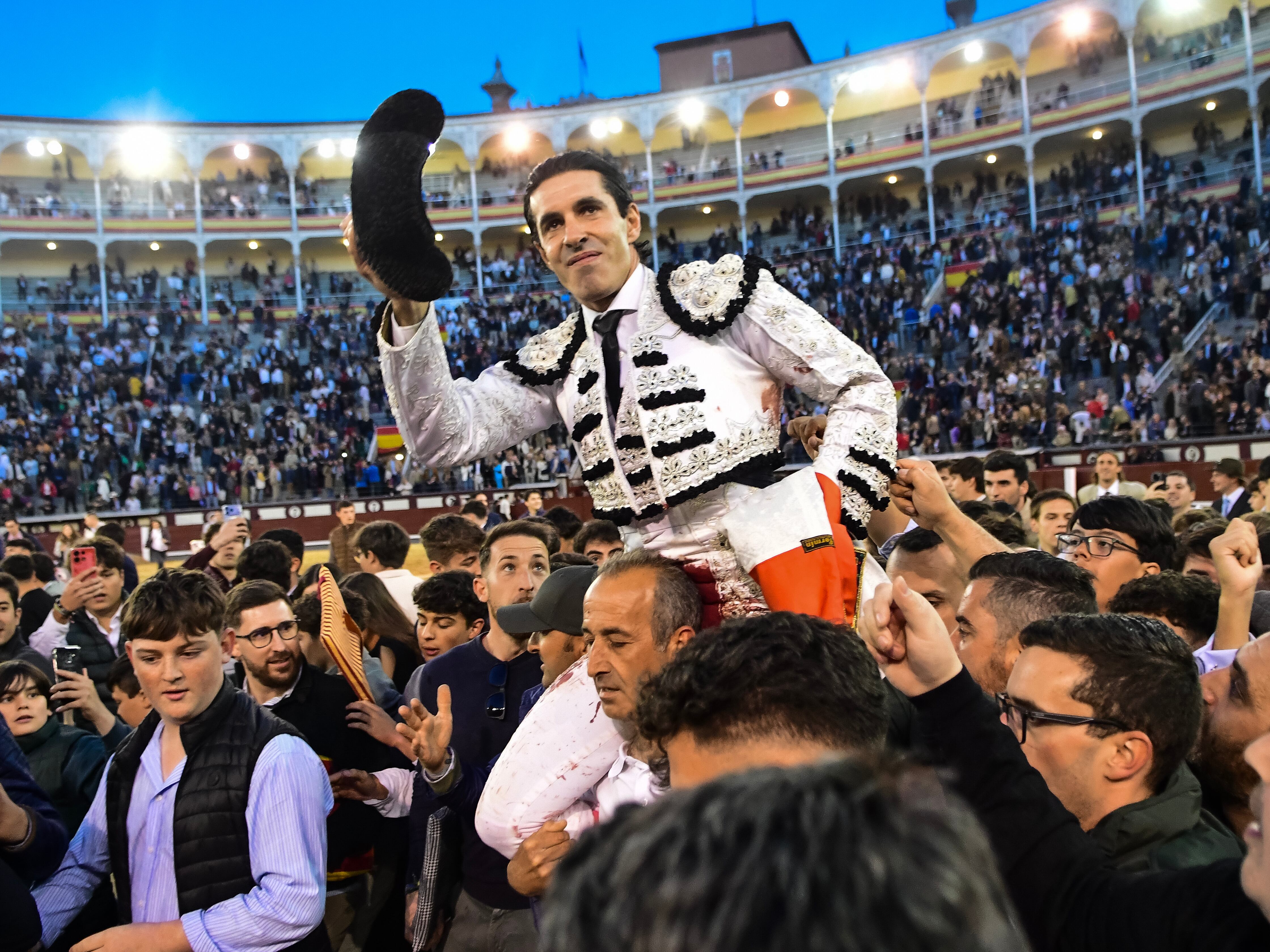 Alejandro Talavante, on his shoulders through the Puerta Grande on May 8.