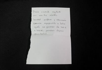 Una persona pide en una de las propuestas depositadas en los buzones de la acampada que se regule la vivienda y "una pensión digna para todos".