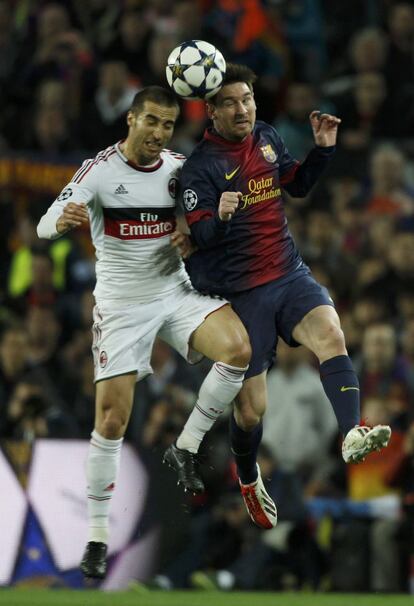 Messi salta con Flamini.