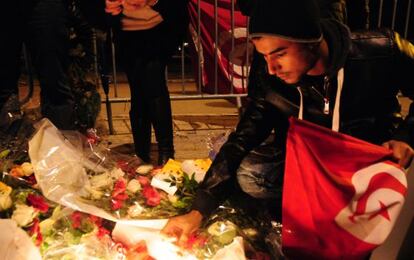 Un ciudadano tunecino deja una vela en la avenida Mohamed V, donde ocurrió el atentado contra la Guardia Presidencial.