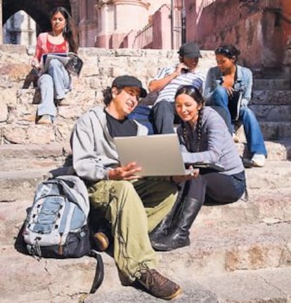 Estudiantes en la escalinata de la Iglesia de San Miguel Arcángel en México DF.