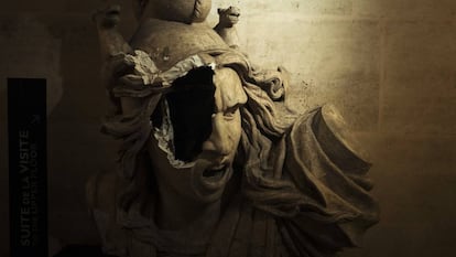 Una escultura de Marianne, símbolo de la República Francesa, dañada dentro del Arco de Triunfo durante la manifestación del 1 de diciembre en París. 