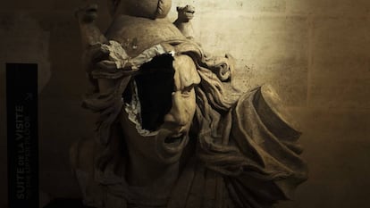 Una escultura de Marianne, símbolo de la República Francesa, dañada dentro del Arco de Triunfo durante la manifestación del 1 de diciembre en París.