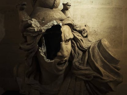 Una escultura de Marianne, símbolo de la República Francesa, dañada dentro del Arco de Triunfo durante la manifestación del 1 de diciembre en París. 