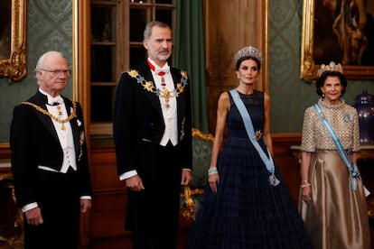 Como casi todas las casas reales de Europa, el monarca de Suecia y el de España comparten antepasada común; la reina Victoria de Inglaterra, tatarabuela de Carlos XVI. En la imagen, los reyes españoles y suecos durante la cena de gala en el palacio real de Estocolmo, a la que asistieron 90 comensales en un lugar que, como manda la tradición, se adornó con candelabros y centros de mesa de plata.