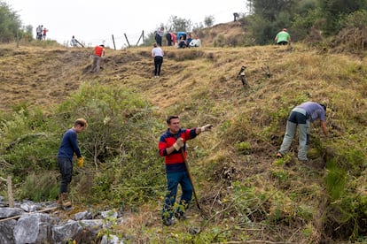 Vecinos de Riaño realizan labores de limpieza y desbroce.