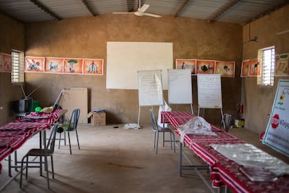 Aula de la granja escuela Beo-Neere donde se imparten cursos de formación sobre agroecología. En 2017, más de 700 personas provenientes de diferentes países de la región se formaron en este centro. La formación en agricultura ecológica en el continente africano es uno de los mejores medios para luchar contra la inseguridad alimentaria.

						

