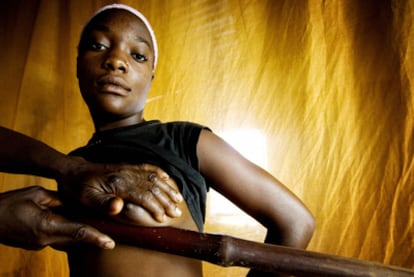 Mutilar los senos de las niñas en cuanto empiezan a desarrollarse es una práctica frecuente en Camerún.