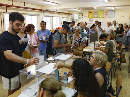 Votantes en un colegio electoral de Sevilla en la jornada del 23-J.
