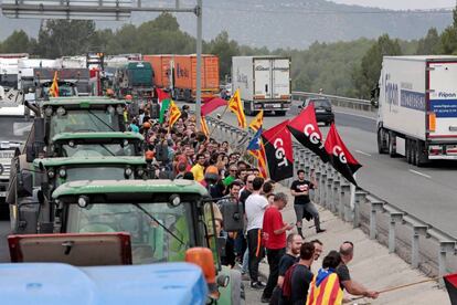 Corte de la autovía A-2 por manifestantes durante la jornada de huelga.