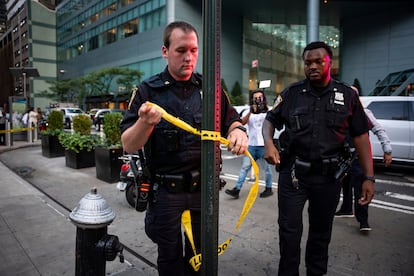 Un agente del departamento de policía de Nueva York resultó herido durante un tiroteo ocurrido este lunes en Manhattan.